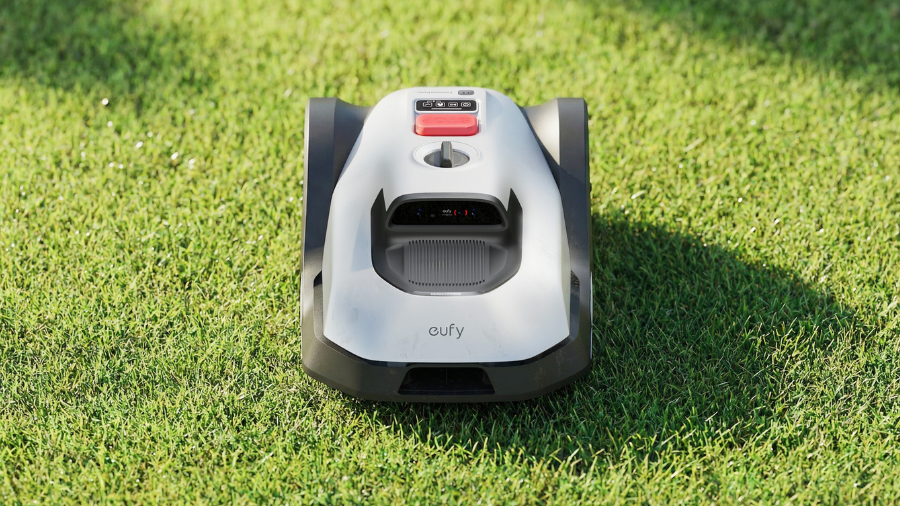 Produktová fotografie Robot Lawn Mower C15 s AI.