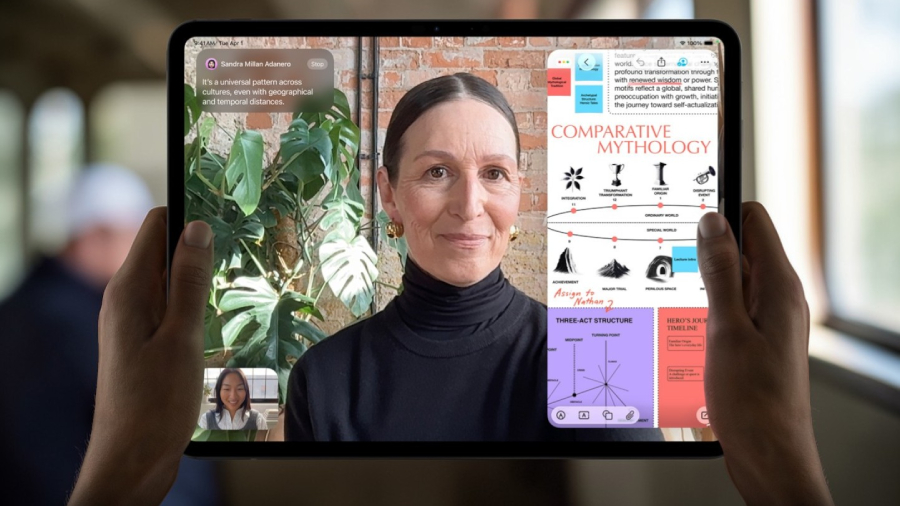 Detailní pohled na Apple iPad Pro 13" M5 s přední kamerou na šířku, zobrazující videohovor přes FaceTime a multitasking s otevřenou aplikací Freeform pro sdílenou práci na projektu o mytologii.