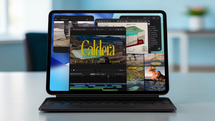 Apple iPad Pro 13" M5 připojený k černé klávesnici Magic Keyboard, zobrazující pokročilý multitasking v iPadOS s otevřenými aplikacemi pro střih videa a správu souborů na pracovním stole.
