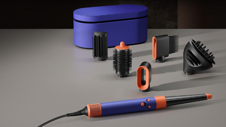 Kompletní sada multistyleru Dyson Airwrap i.d. v barevné kombinaci Vinca Blue Topaz s úložným pouzdrem a magnetickými nástavci.