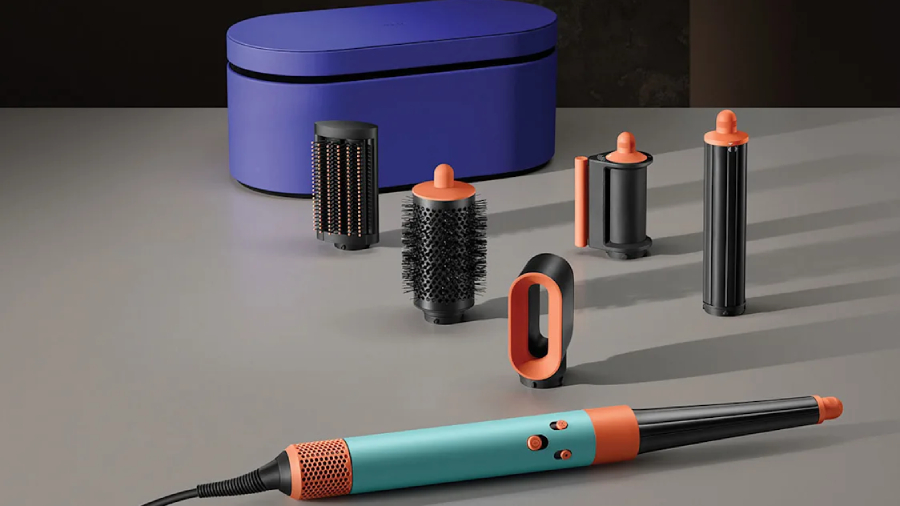 Pohled na rozložené magnetické nástavce Dyson Airwrap i.d. v barevné variantě Patina Topaz Orange s úložným boxem.