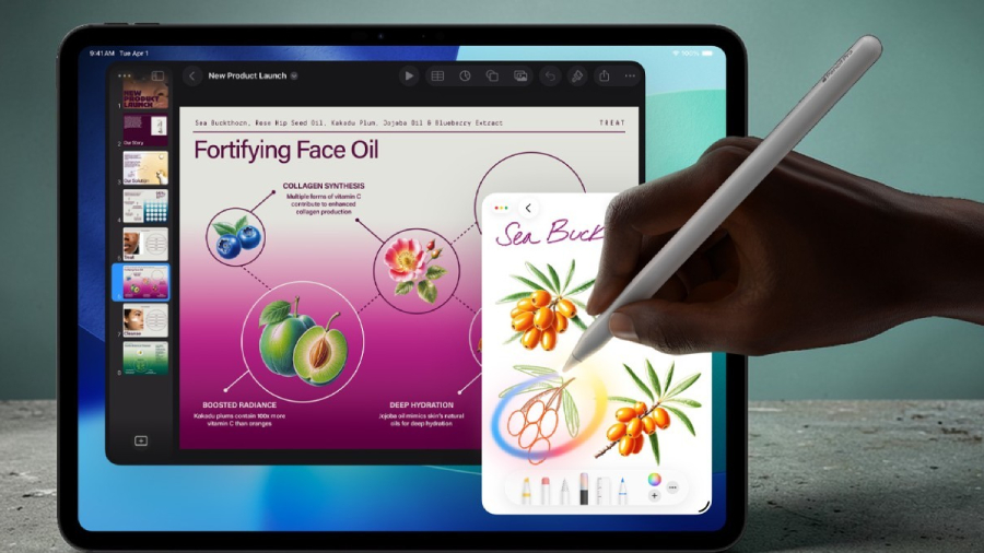 Ruka držící Apple Pencil Pro při kreslení na Apple iPad Pro 13" M5, kde funkce Freeform a Stage Manager umožňují současnou prezentaci o kosmetice a tvorbu detailních ilustrací rakytníku.
