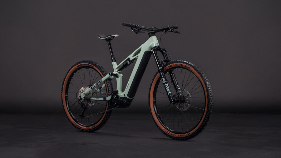 Celoodpružené horské elektrokolo Cube v mentolové barvě s plášti Schwalbe s hnědým bokem, určené pro náročný terén.