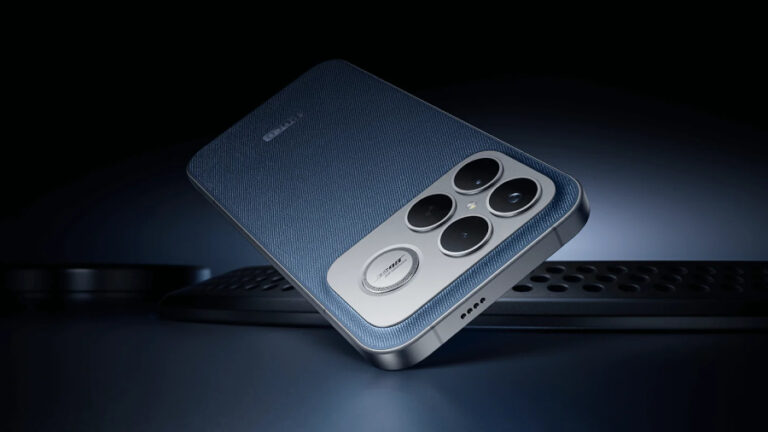 Detailní záběr na džínově modrý smartphone POCO F8 Ultra s elegantní texturou zad a stříbrným modulem fotoaparátu Bose, stylově položený u počítačové klávesnice.