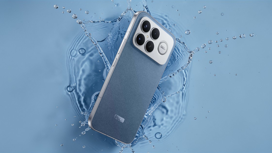 Modrý smartphone POCO F8 Ultra s texturovanými zády v dynamickém záběru, jak dopadá na vodní hladinu a vytváří kolem sebe efektní tříště a vlny.