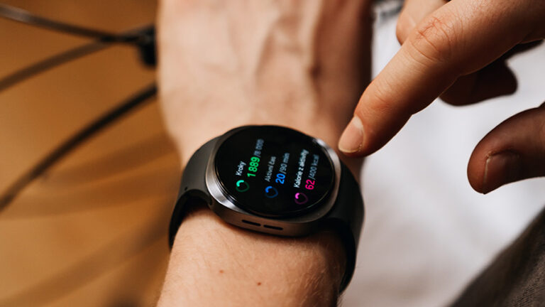 Uživatel chytrých hodinek Samsung galaxy watch8 kontroluje své zdravotní údaje na displeji