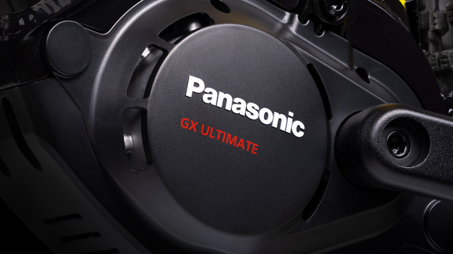 Detailní pohled na černý středový pohon elektrokola s logem Panasonic GX Ultimate umístěný v oblasti pedálů.
