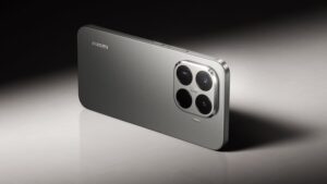 Pohled na zadní stranu smartphonu Xiaomi 15T Pro v šedém provedení s výrazným čtvercovým modulem fotoaparátů Leica.