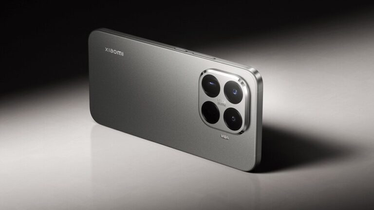 Pohled na zadní stranu smartphonu Xiaomi 15T Pro v šedém provedení s výrazným čtvercovým modulem fotoaparátů Leica.