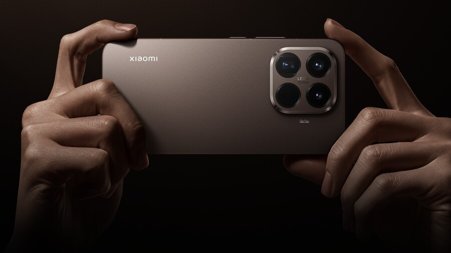 Detailní pohled na zadní stranu Xiaomi 15T Pro drženého v dlaních jako fotoaparát.