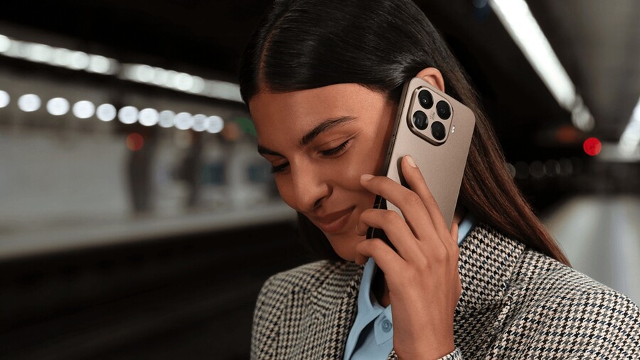 Žena telefonující se smartphonem Xiaomi 15T Pro v titanově šedé barvě na nástupišti metra.