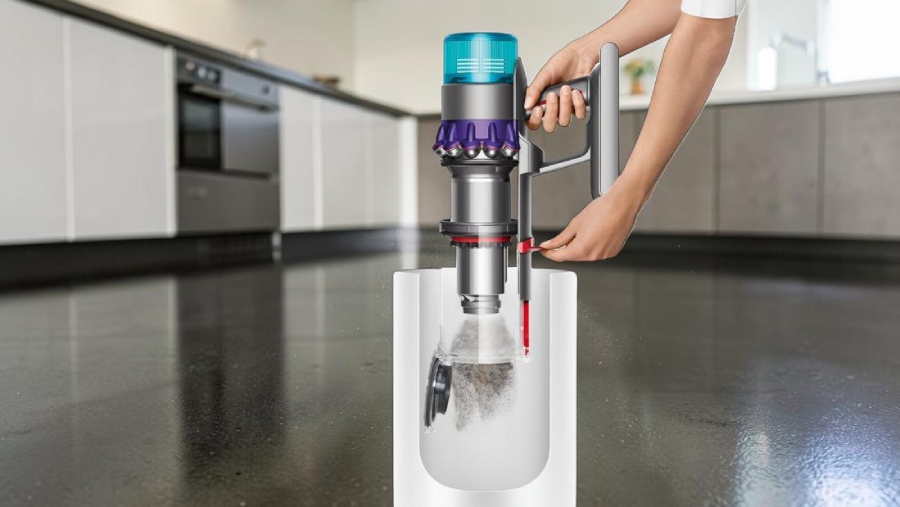 Detailní pohled na hygienické vysypávání sběrné nádoby vysavače Dyson Gen5detect Absolute přímo do koše pomocí jednoduchého posuvného mechanismu.