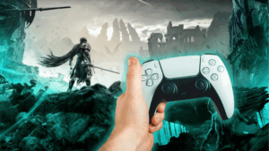 Muž drží v ruce ovladač od PS5 a na pozadí je hra dostupná na Playstation Plus.