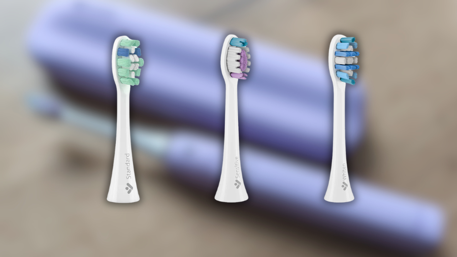Tři druhy hlavic kartáčku TrueLife SonicBrush Clean70 UV, v pozadí kartáček s dobíjecím pouzdrem