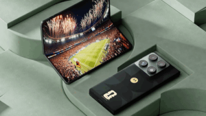 Motorola rarz fold FIFA ze zadní strany (pohled na zlatá loga) a detail na otevřený displej s fotbalovým zápasem