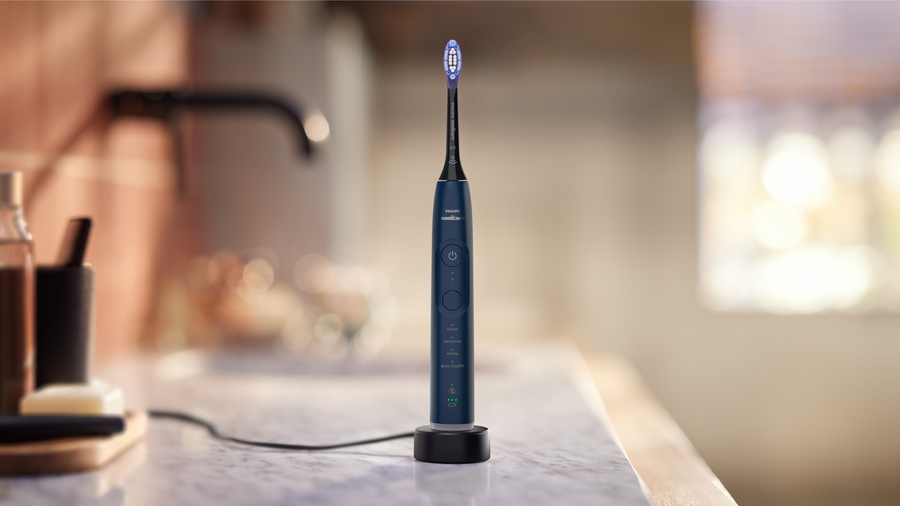Nabíjení zubního kartáčku Philips Sonicare 7100 pomocí základny, která funguje i jako stojánek