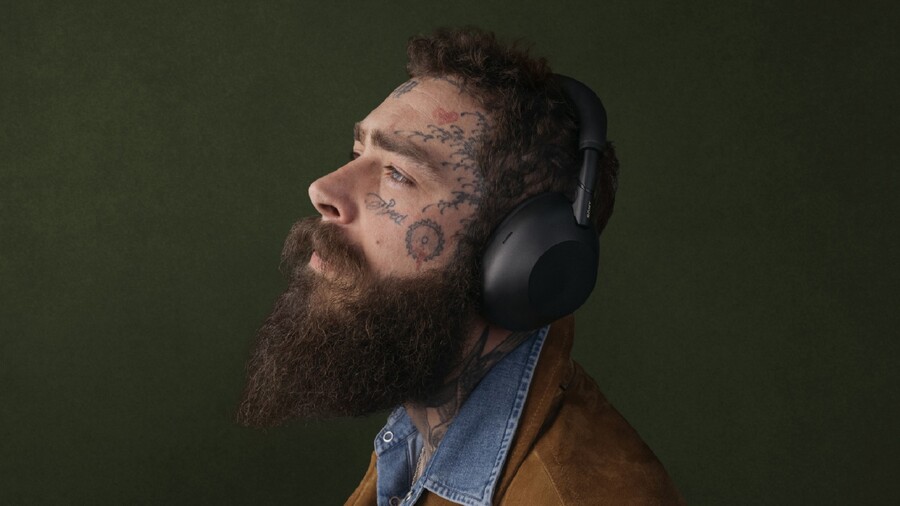 Profil muže s vousy a tetováním se sluchátky Sony WH-1000XM6 v černé barvě.