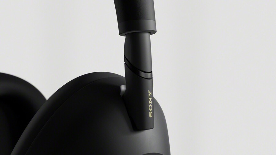 Detailní pohled na kloub a logo sluchátek Sony WH-1000XM6 v černé barvě.