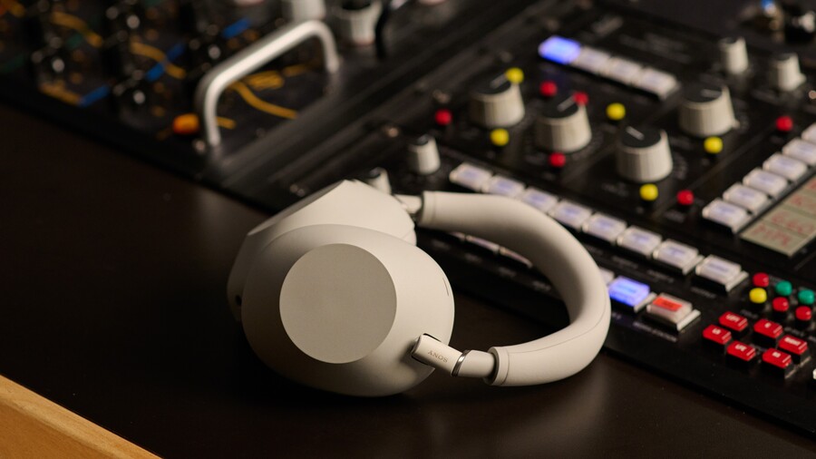 Sluchátka Sony WH-1000XM6 v barvě Silver položená na profesionálním mixážním pultu.