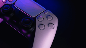 Ovladač od Playstation 5 v neonovém světle