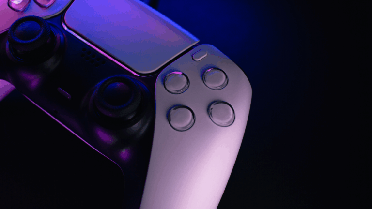 Ovladač od Playstation 5 v neonovém světle