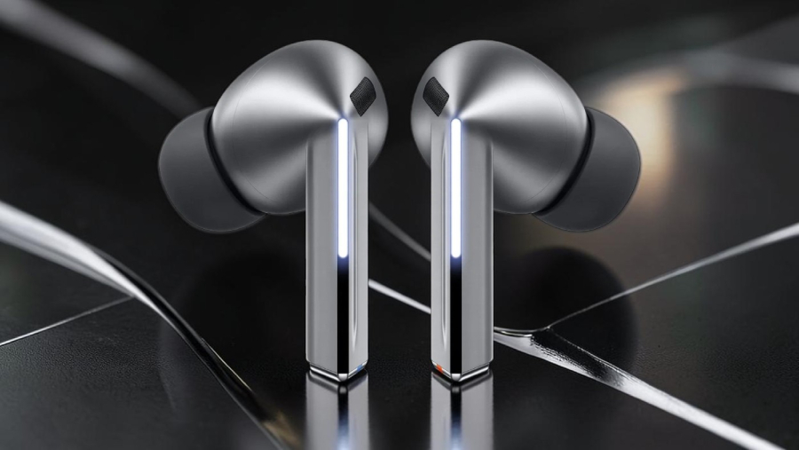 Detailní pohled na levou a pravou stranu sluchátek Samsung Galaxy Buds3 Pro ve stříbrné barvě s tmavě šedými silikonovými špunty a aktivním světelným indikátorem Blade Lights.