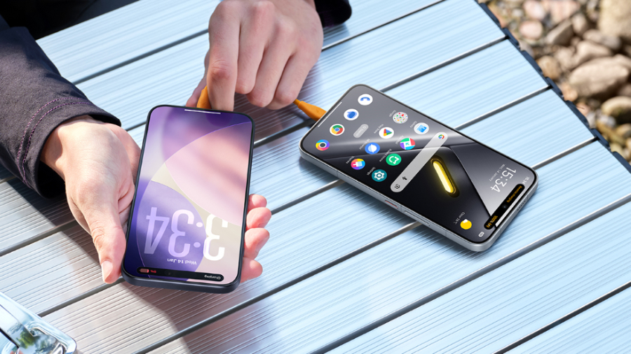 Praktická ukázka funkce 27W reverzního nabíjení, kdy POCO X8 Pro Max slouží jako powerbanka pro bleskové doplnění energie jinému smartphonu.