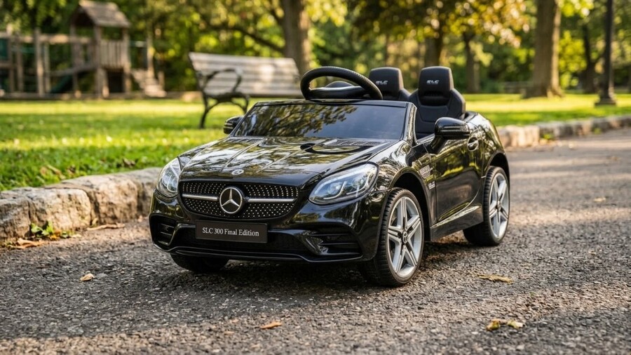 Inspirace na dárky ke Dni dětí 2026: Dětský elektromobil Buddy Toys Mercedes-Benz SLCv černé barvě zaparkovaný na parkové cestě.