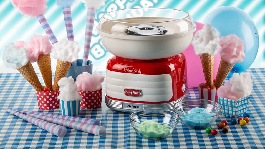 Inspirace na dárky ke Dni dětí 2026: Stroj na cukrovou vatu Ariete Party Time v retro designu obklopený barevnou cukrovou vatou v kornoutech a miskami s cukrem.