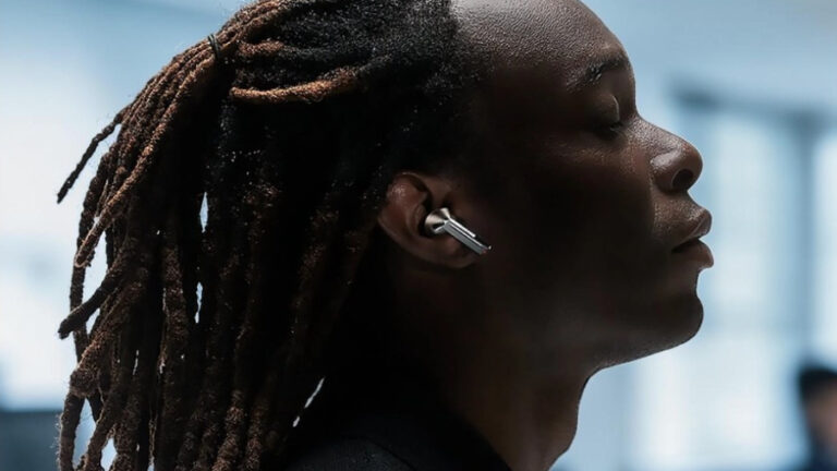 Boční profil muže s dredy, který má v uchu bezdrátové sluchátko Samsung Galaxy Buds3 Pro ve stříbrné barvě a má zavřené oči.