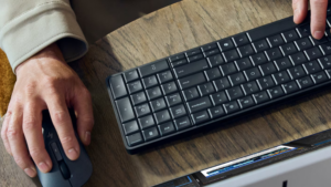 HP EliteBoard je počítač ukrytý v klávesnici