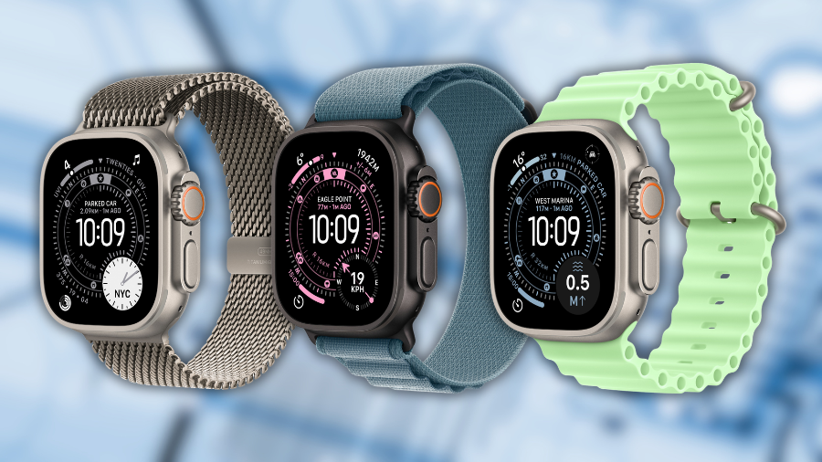 Produktová fotografie tří modelů hodinek Apple Watch Ultra 3 vedle sebe na světle modrém pozadí. Vlevo jsou hodinky s klasickým titanovým pouzdrem a kovovým řemínkem, uprostřed model se světle zeleným silikonovým řemínkem ukazující ciferník s údaji o hloubce a vpravo verze s černým pouzdrem a modrým textilním řemínkem.