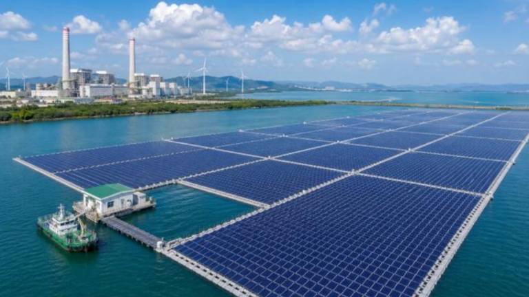 Velká fotovoltaická elektrárna na hladině moře