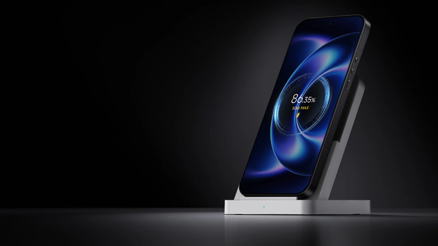 Chytrý telefon Xiaomi 17 Ultra umístěný ve stojánku bezdrátové nabíječky zobrazuje na displeji stav nabití 86 procent s indikací rychlého 50W bezdrátového nabíjení.