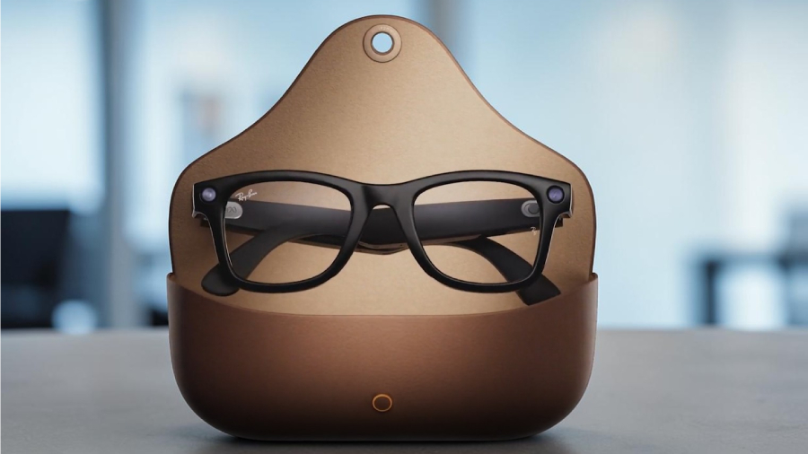 Chytré brýle Meta RAY-BAN Meta Wayfarer (Large) Smart Glasses (Gen 2) bezpečně uložené v hnědém nabíjecím pouzdře na stole jako stylový dárek pro Den otců.
