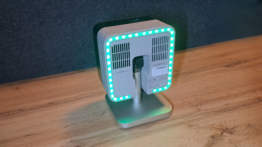 Spodní část projektoru Epson EF-72 se zapnutým dynamickým RGB osvětlením, které vytváří světelný prstenec kolem těla zařízení.