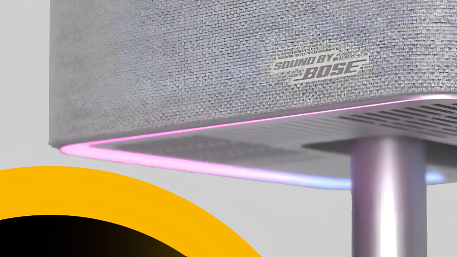 Detailní záběr na spodní hranu projektoru Epson EF-72 s logem "SOUND BY BOSE" na textilním povrchu a svítící barevnou LED linkou.