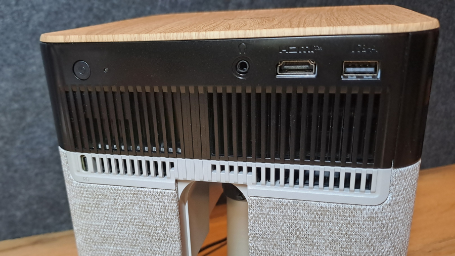 Detail zadního panelu projektoru Epson EF-72 s viditelnými vstupy pro HDMI, USB, napájení a audio konektorem.
