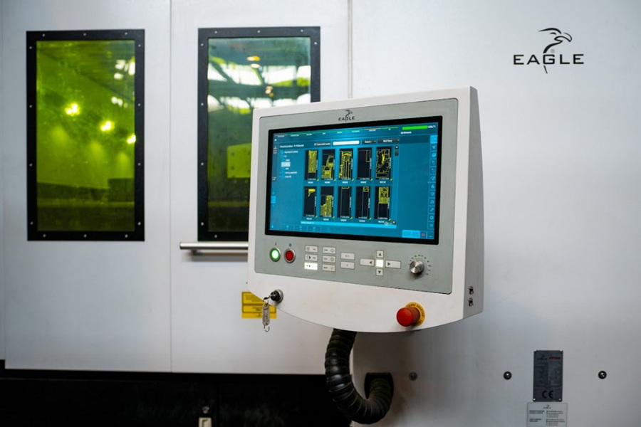 Průmyslový prostor s automatizovaným vláknovým laserem EAGLE Lasers, který umožňuje bezobslužný provoz a efektivní zpracování plechů.