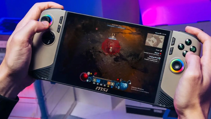 Hráč držící v rukách herní handheld MSI Claw 8 AI+ s barevně podsvícenými joysticky během napínavého hraní RPG akce jako zábavný dárek pro Den otců.