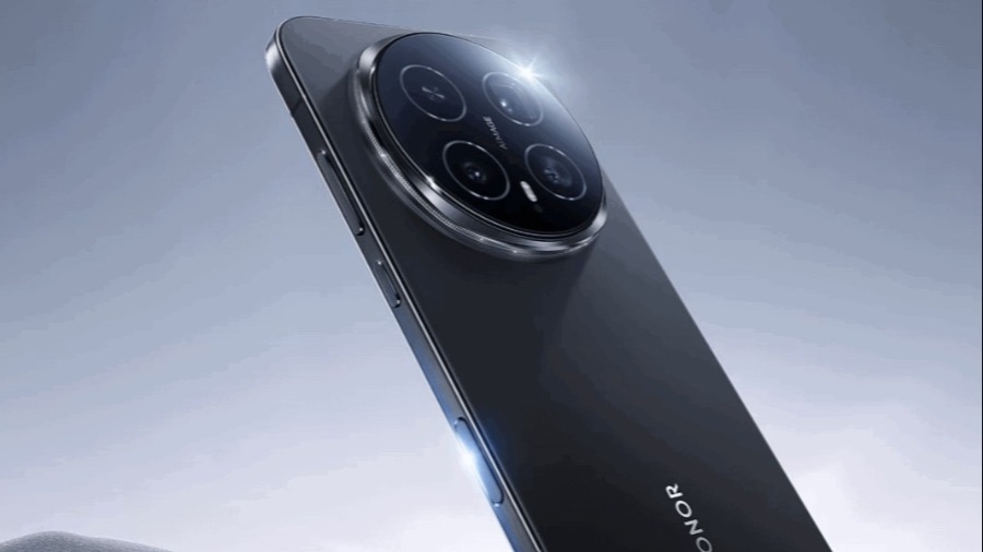 Elegantní profil smartphonu Honor Magic8 Pro s detailem na kruhový modul fotoaparátů a logo Honor na zadní straně. Moderní design s kovovými odlesky na šedém pozadí.