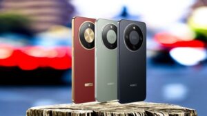 Mobilní telefony Honor Magic8 Lite ve třech barevných provedeních stojící na dřevěném podkladu. Detailní pohled na zadní stranu s výrazným kruhovým fotomodulem.