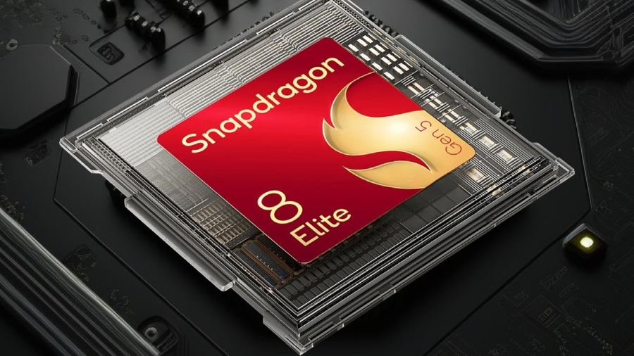 Detailní pohled na mobilní procesor Snapdragon 8 Elite Gen 5 usazený na základní desce telefonu Xiaomi 17 Ultra.
