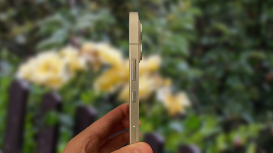 Pohled z boku ukazuje mimořádně tenký profil smartphonu HONOR 600 Pro s kovovým rámem na zeleném pozadí zahrady.