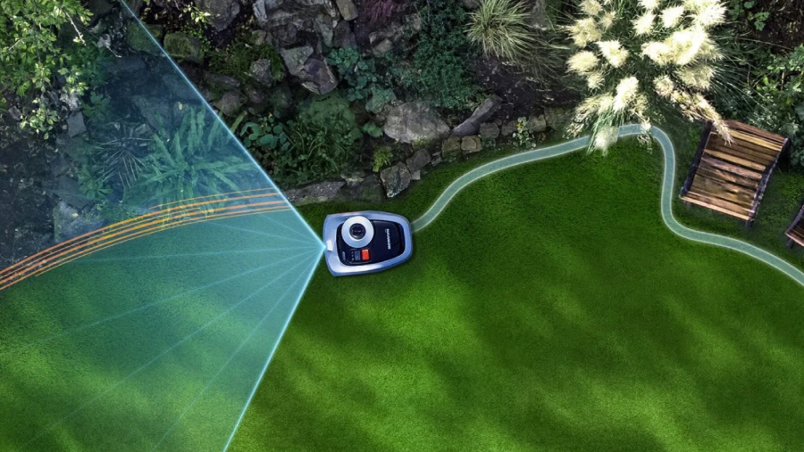 Pohled shora na chytrou robotickou sekačku SEGWAY Navimow i105E precizně mapující zelený trávník pomocí kamery a satelitní navigace jako inovativní dárek pro Den otců.