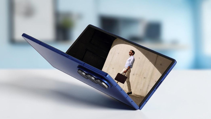 Polootevřený skládací smartphone Samsung Galaxy Z Fold7 v elegantní modré barvě vystavený na stole jako luxusní technologický dárek pro Den otců.