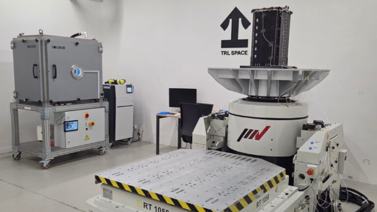 Testovací centrum společnosti TRL Space s termovakuovou komorou na levé straně a velkým vibračním systémem uprostřed laboratoře.
