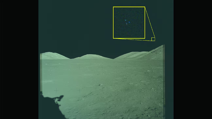 Archivní snímky z mise Apollo 17 na Měsíc ukazují měsíční krajinu s kopci a žlutý rámeček označuje zvětšenou část původní fotografie, na níž jsou nad měsíčním povrchem vidět tři světla neznámého UFO.