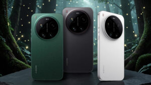 Tři chytré telefony Xiaomi 17 Ultra zobrazené zezadu v zeleném, černém a bílém barevném provedení s výrazným kruhovým modulem fotoaparátů Leica na tmavém pozadí lesa s rozsvícenými světluškami.
