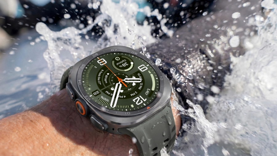 Chytré hodinky Samsung Galaxy Watch Ultra2 na zápěstí odolávající stříkající vodě při outdoorových aktivitách.